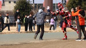 参加者にハイタッチするグランパワーヒノクニ