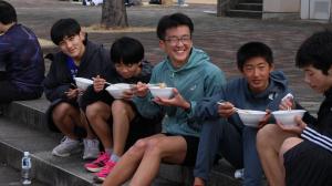 豚汁を食べる参加者たち