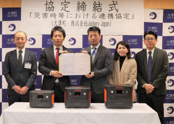 協定書を持つ金田町長と高橋代表取締役社長