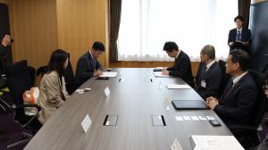 協定を結ぶ両者