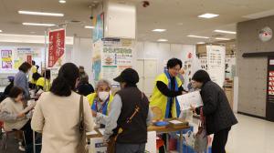 プレゼントの抽選に参加する人たち