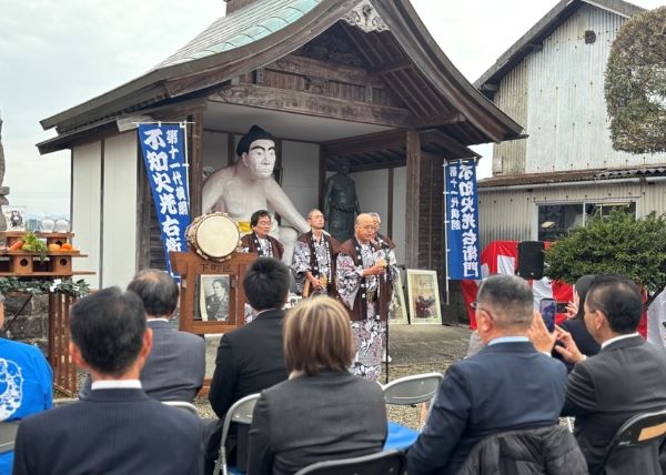 囃し歌を披露する顕正会