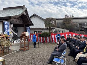 多くの人が集まった様子