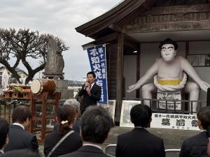 あいさつをする金田町長