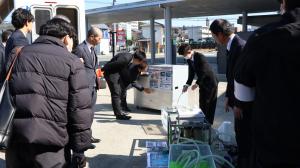 説明を受ける大津町役場の皆さん