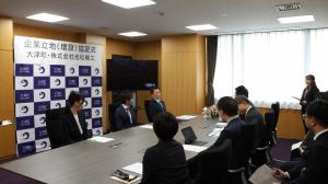 挨拶を交わす様子