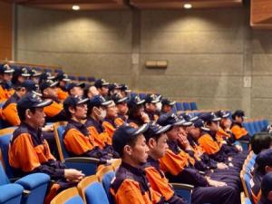 話を聞く消防士たち