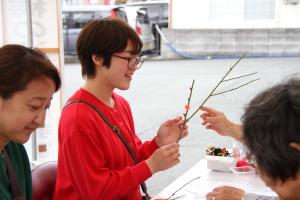梅の造花を作る様子