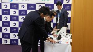 実際に健康状態を確かめている様子
