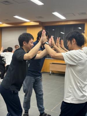 手をたたく職員
