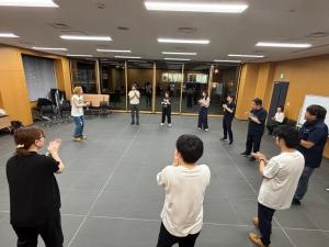 円陣を組んでワークショップ
