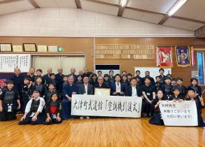 寄贈の記念に集合写真