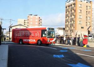 バスを見送る関係者