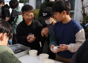 友だちと笑いながら包むお餅