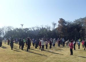 ゴルフ大会の開会式の様子