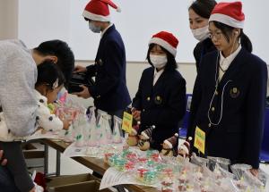 接客をする生徒たち