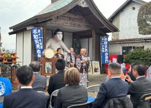 囃し歌を披露する顕正会